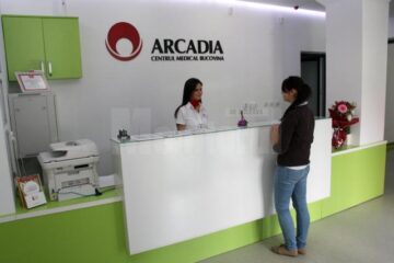 Policlinica Arcadia dispune de cabinete de Cardiologie, Ginecologie, Neurochirurgie, Pediatrie, Ortopedie, ORL și Gastroenterologie dotate cu echipamente performante