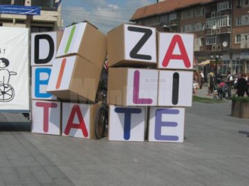 „Zidul dizabilității”, dărâmat în mod simbolic de doi bicicliști