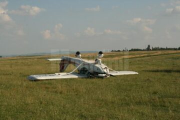 Pilotul a reușit să aducă avionul pe sol, însă din cauza vitezei prea mari roata din față s-a rupt, moment în care aparatul ultraușor s-a dat peste cap