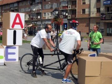 „Zidul dizabilității”, dărâmat în mod simbolic de doi bicicliști