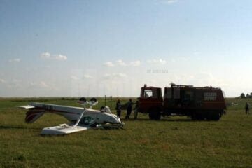 Pilotul a reușit să aducă avionul pe sol, însă din cauza vitezei prea mari roata din față s-a rupt, moment în care aparatul ultraușor s-a dat peste cap