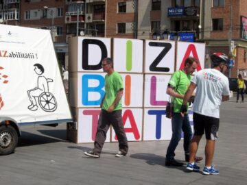 „Zidul dizabilității”, dărâmat în mod simbolic de doi bicicliști