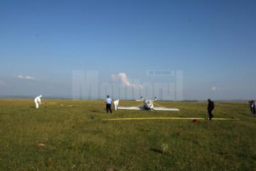 Pilotul a reușit să aducă avionul pe sol, însă din cauza vitezei prea mari roata din față s-a rupt, moment în care aparatul ultraușor s-a dat peste cap