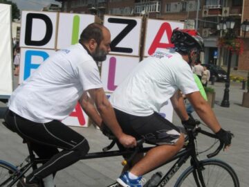 „Zidul dizabilității”, dărâmat în mod simbolic de doi bicicliști
