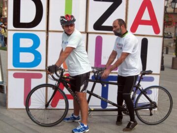 „Zidul dizabilității”, dărâmat în mod simbolic de doi bicicliști