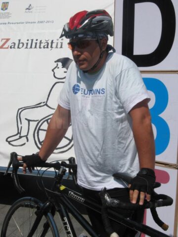 „Zidul dizabilității”, dărâmat în mod simbolic de doi bicicliști