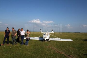 Pilotul a reușit să aducă avionul pe sol, însă din cauza vitezei prea mari roata din față s-a rupt, moment în care aparatul ultraușor s-a dat peste cap