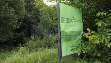 Panou informativ asupra importantei rezervației, distrus cu bâtele