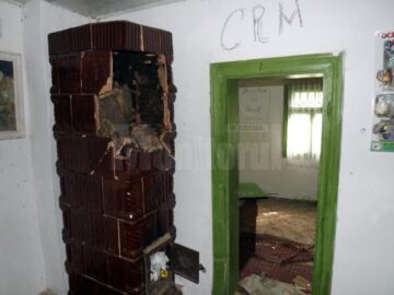 Sobele din clădire au fost de asemeni vandalizate