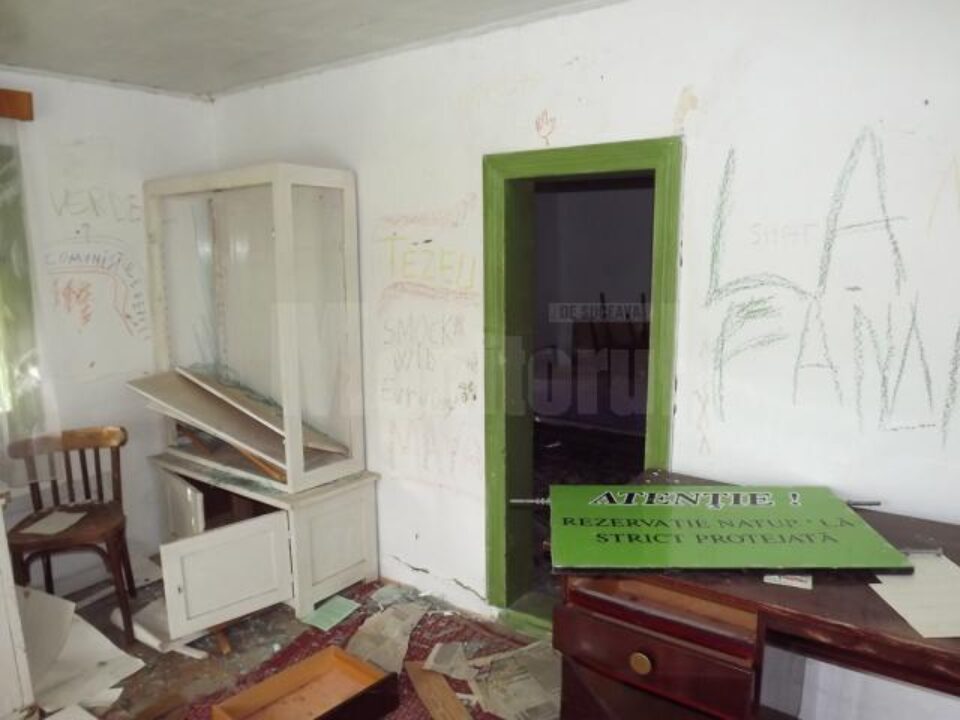Casa laborator din rezervație, vandalizată de persoane necunoscute