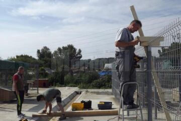 Voluntarii din Germania s-au apucat de făcut acoperișuri la noile țarcuri din lunca Sucevei