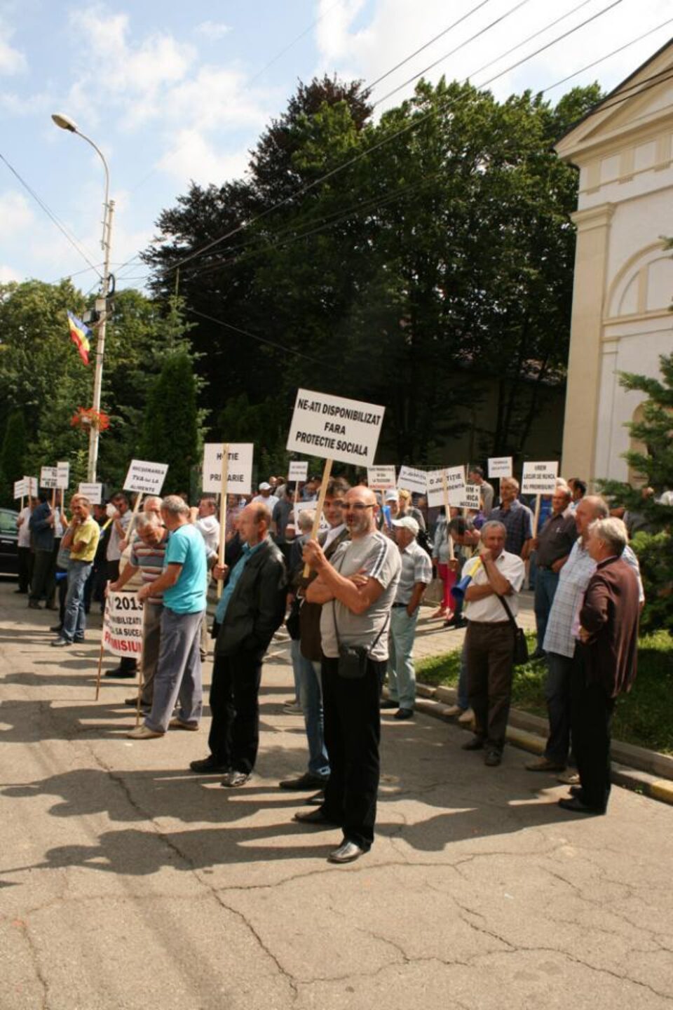 Salariații care urmează să fie disponibilizați de la Termica au pichetat sediul Prefecturii pentru a doua zi consecutiv Salariații care urmează să fie disponibilizați de la Termica au pichetat sediul Prefecturii pentru a doua zi consecutiv
