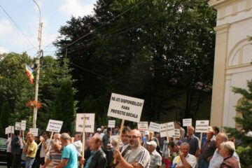 Salariații care urmează să fie disponibilizați de la Termica au pichetat sediul Prefecturii pentru a doua zi consecutiv