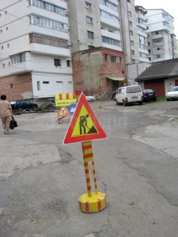 Stradă asfaltată după 20 de ani, stricată după câteva zile pentru montarea conductelor de apă