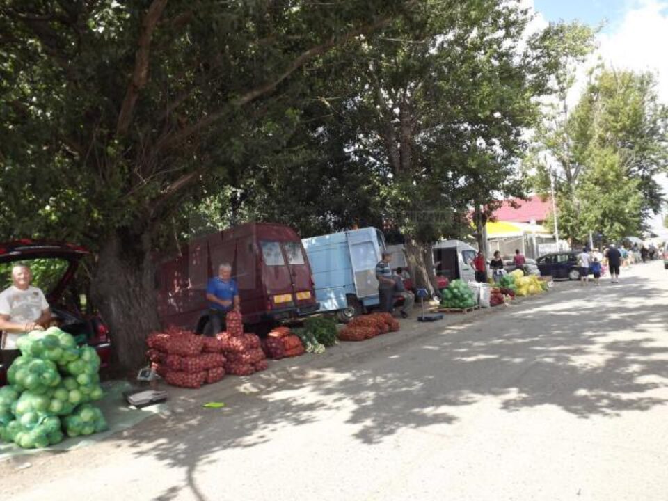 Comerciantii au ocupat lateralele străzii care duc spre piața angro