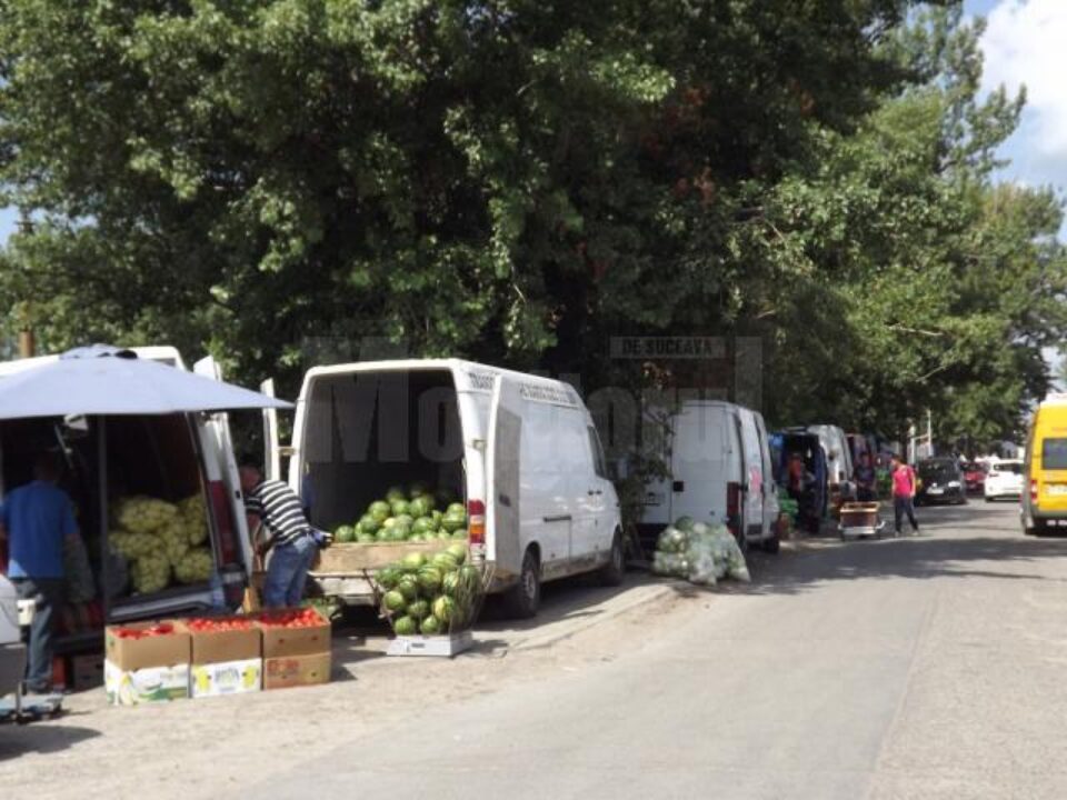 Comerciantii au ocupat lateralele străzii care duc spre piața angro