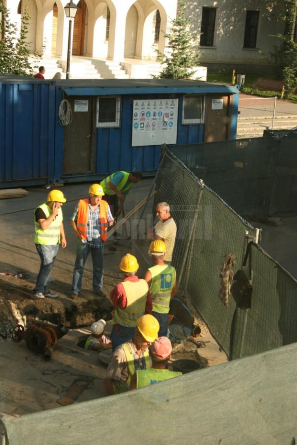 Lucrătorii de la firma Pfeiffer au stricat o conductă a ACET, care alimenta cu apă potabilă șase blocuri din zona centrală