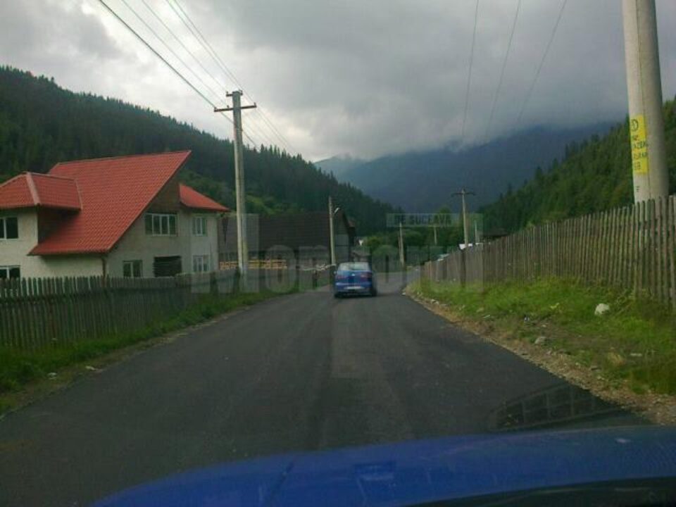 Drumul județean DJ 175A, care leagă localitatea Chiril, situată în comuna Crucea, și cabana Rarău, a fost asfaltat parțial zilele trecute