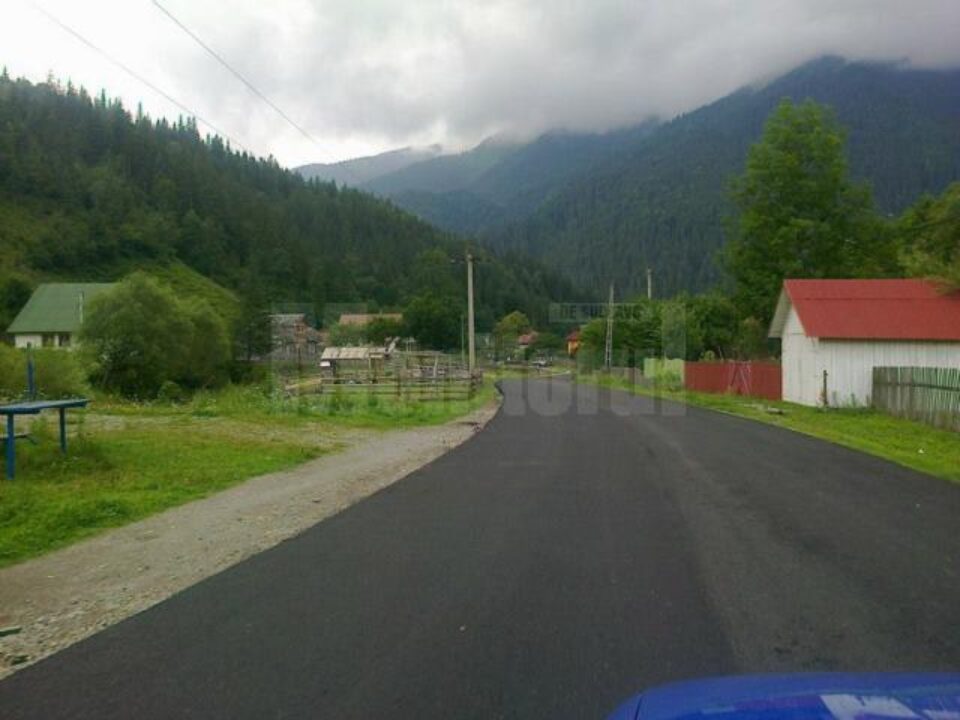 Drumul județean DJ 175A, care leagă localitatea Chiril, situată în comuna Crucea, și cabana Rarău, a fost asfaltat parțial zilele trecute Drumul județean DJ 175A, care leagă localitatea Chiril, situată în comuna Crucea, și cabana Rarău, a fost asfaltat parțial zilele trecute