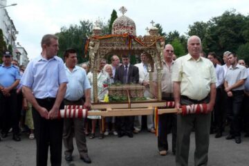 Baldachinul cu moaștele Sfinților Epictet și Astion a fost purtat sâmbăta, de sărbătoarea Sfântului Mare Prooroc Ilie Tezviteanul, ocrotitorul municipiului Fălticeni, în procesiune prin centrul orașului