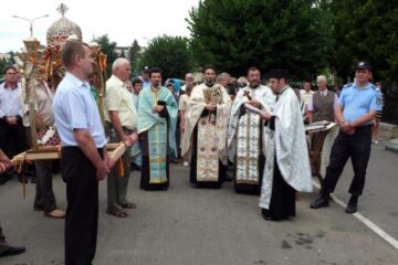 Baldachinul cu moaștele Sfinților Epictet și Astion a fost purtat sâmbăta, de sărbătoarea Sfântului Mare Prooroc Ilie Tezviteanul, ocrotitorul municipiului Fălticeni, în procesiune prin centrul orașului