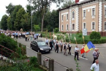 Baldachinul cu moaștele Sfinților Epictet și Astion a fost purtat sâmbăta, de sărbătoarea Sfântului Mare Prooroc Ilie Tezviteanul, ocrotitorul municipiului Fălticeni, în procesiune prin centrul orașului