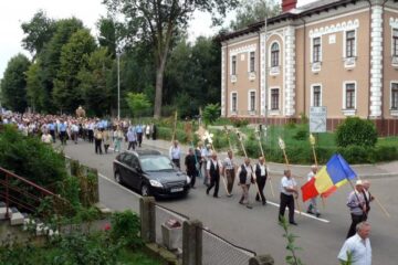 Baldachinul cu moaștele Sfinților Epictet și Astion a fost purtat sâmbăta, de sărbătoarea Sfântului Mare Prooroc Ilie Tezviteanul, ocrotitorul municipiului Fălticeni, în procesiune prin centrul orașului