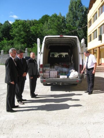 Bunurile au fost transportate și descărcate de către membrii Comanderiei Ștefan cel Mare și Sfânt