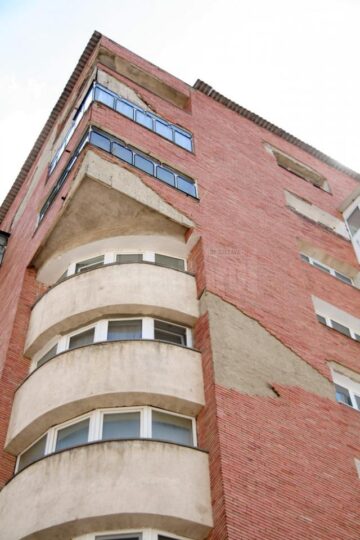 Cărămizi ornamentale au căzut în fața blocului de la etajul V