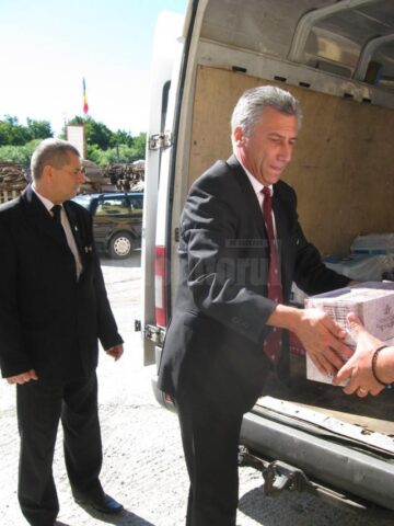 Bunurile au fost transportate și descărcate de către membrii Comanderiei Ștefan cel Mare și Sfânt