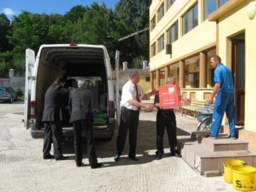 Bunurile au fost transportate și descărcate de către membrii Comanderiei Ștefan cel Mare și Sfânt