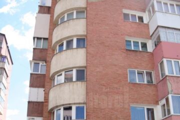 Cărămizi ornamentale au căzut în fața blocului de la etajul V