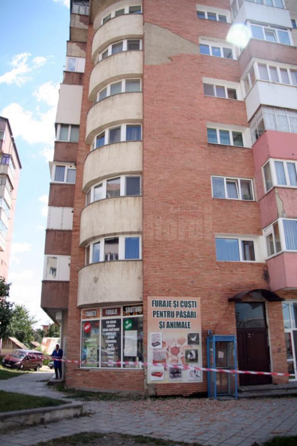 Cărămizi ornamentale au căzut în fața blocului de la etajul V