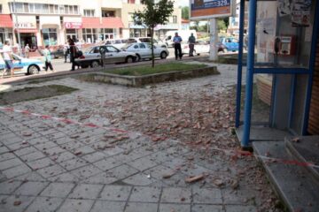 Un copil se afla în această cabină telefonică în momentul în care au căzut cărămizile ornamentale