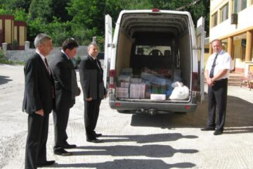 Bunurile au fost transportate și descărcate de către membrii Comanderiei Ștefan cel Mare și Sfânt