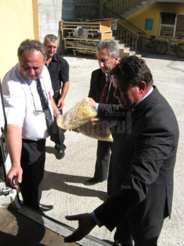 Bunurile au fost transportate și descărcate de către membrii Comanderiei Ștefan cel Mare și Sfânt