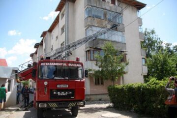 Pompierii au îndepărtat și tencuiala care risca să se desprindă la o nouă rafală de vânt