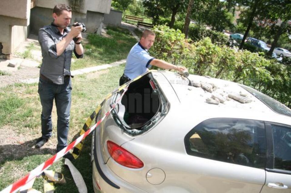 tencuială căzută pe cupola unei mașini