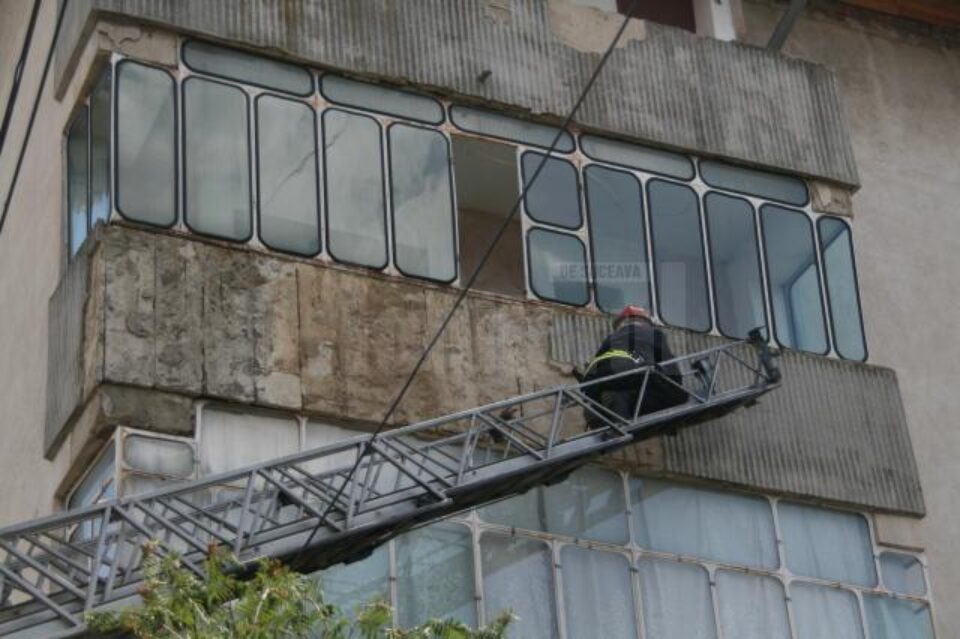 tencuială căzută ca urmare a rafalelor puternice de vânt