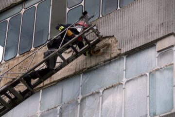 Pompierii au îndepărtat și tencuiala care risca să se desprindă la o nouă rafală de vânt