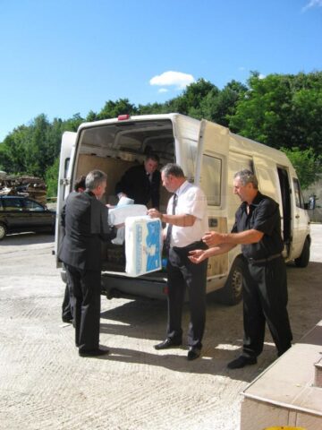 Bunurile au fost transportate și descărcate de către membrii Comanderiei Ștefan cel Mare și Sfânt