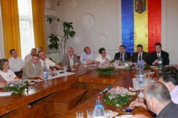 Dascălii Neculai Sturzu și Virginia Stino, cetățeni de onoare ai municipiului Fălticeni