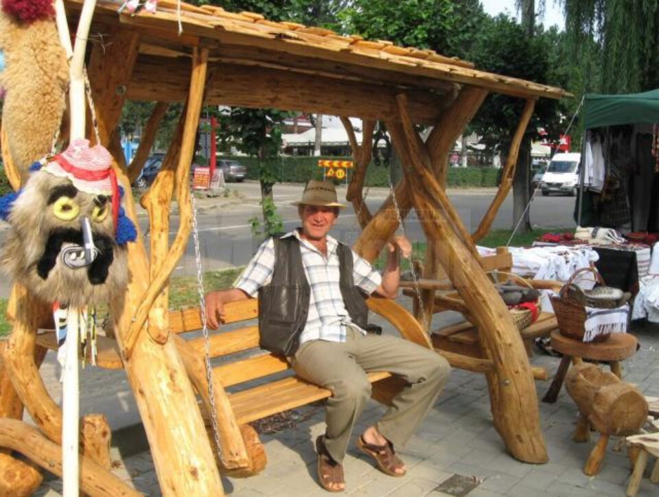 Vasile Neamțu, meșterul „Strâmbă - Lemne” la Târgul de vară al meșterilor populari de la Suceava