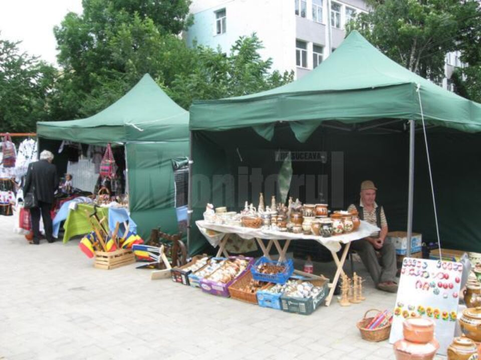 Vasile Neamțu, meșterul „Strâmbă - Lemne” la Târgul de vară al meșterilor populari de la Suceava