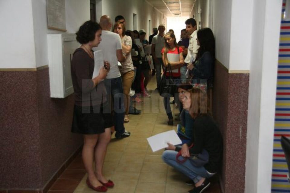 Zeci de tineri absolvenți se adună zilnic în ultima perioadă pe holurile Agenției Județene pentru Ocuparea Forței de Muncă (AJOFM) Suceava pentru a-și depune dosarele de șomaj