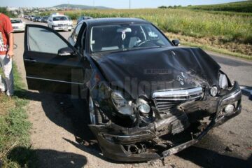 Autoturismul Mercedes în care se afla primarul și fiica sa