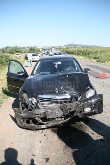 Autoturismul Mercedes în care se afla primarul și fiica sa