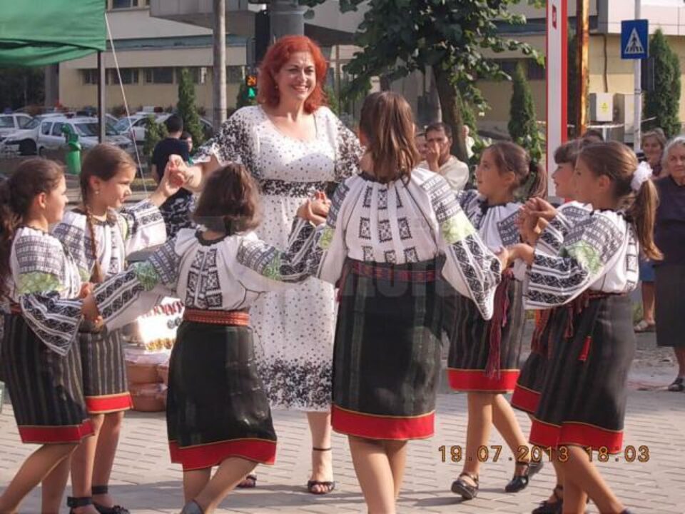 Programe artistice susținute cu prilejul Târgului de vară al meșterilor populari