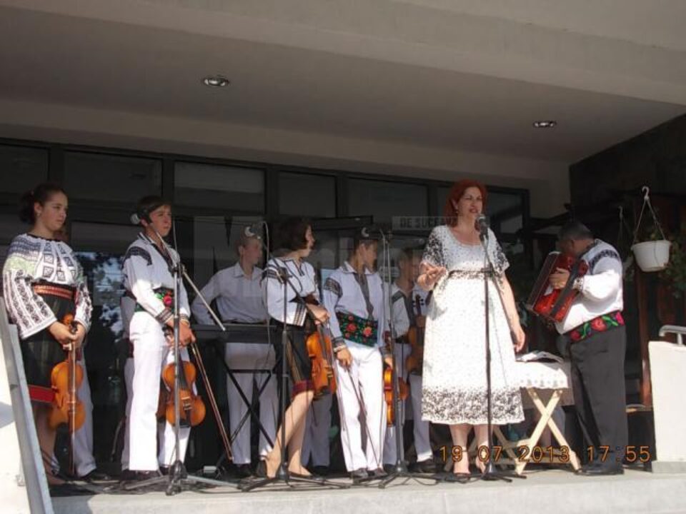 Programe artistice susținute cu prilejul Târgului de vară al meșterilor populari