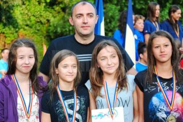 Antrenorul Cezar Moscaliuc alături de ștafeta campioană a Sucevei la 4x100 metri mixt